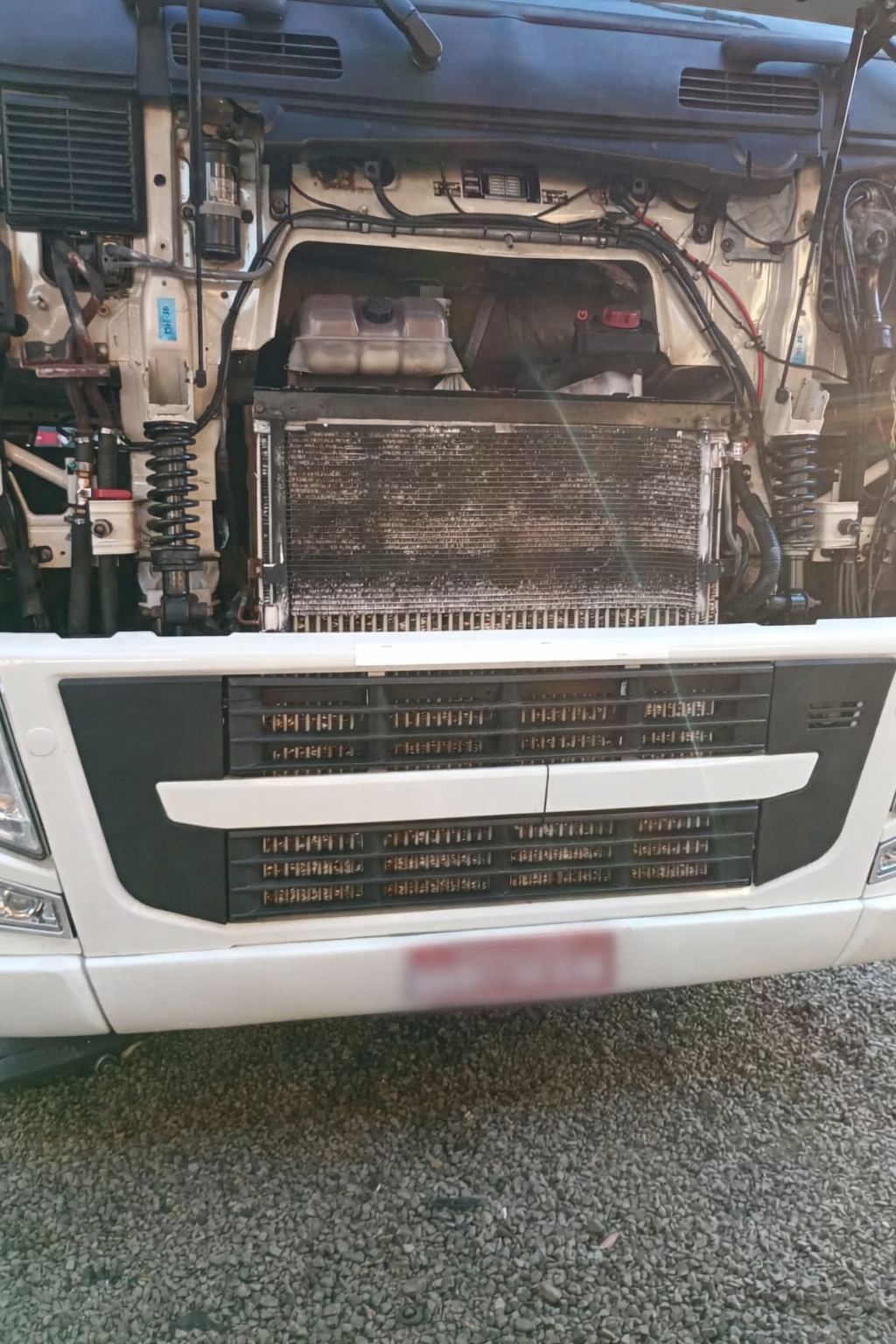 Manutenção elétrica em caminhão